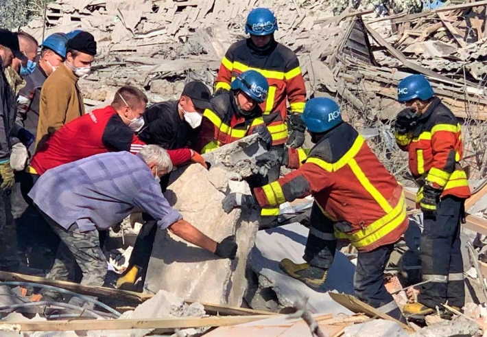 В Запорожье продолжаются спасательные работы после ракетного удара - под завалами остаются люди (фото, видео)
