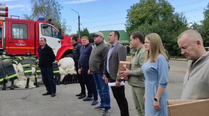 В Мелитополе пожарный коллаборант пиарится на передаче рухляди из россии (фото)