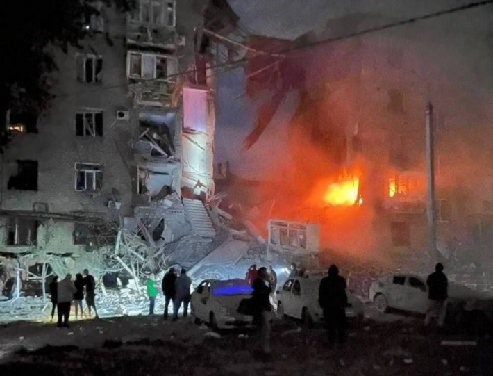 Російські фашисти знов обстріляли житлові будинки у Запоріжжі (фото, відео)