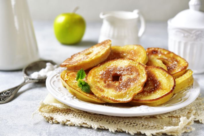 Как приготовить на завтрак вкусные яблочные оладьи: простой рецепт