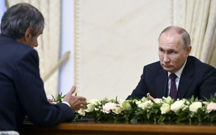 Путін під час зустрічі із головою МАГАТЕ дуже нервував, що ледь не скрутив мікрофон (відео)