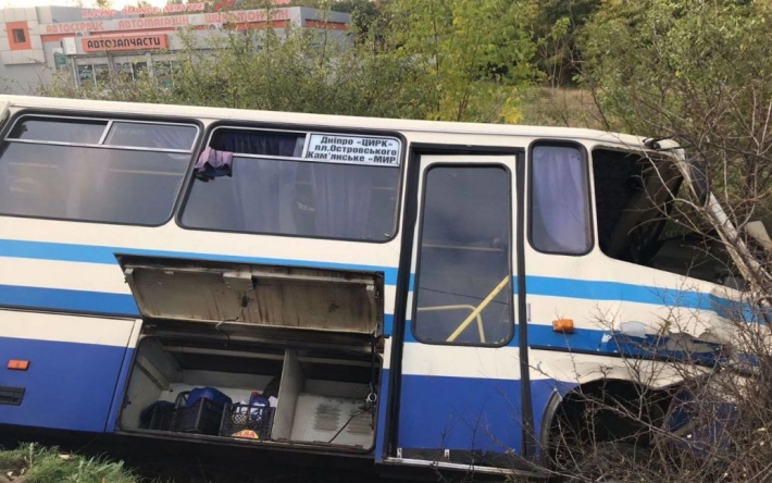 На Днепропетровщине произошло жуткое ДТП с автобусом и легковушкой: есть пострадавшие