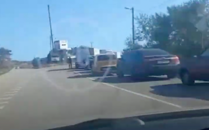 Час очікування - 4 дні: на пором до Криму вишикувалася черга з вантажівок (відео)