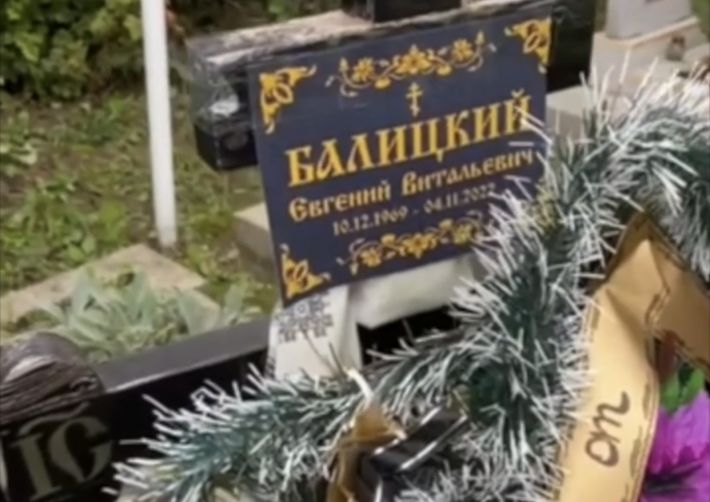 В Мелитополе "губернатору" Е. Балицкому подарили надгробный венок и место на кладбище (видео)