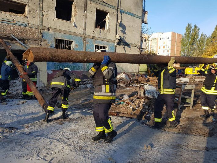 Увеличилось количество жертв ракетного удара по многоэтажке в Запорожье (фото)