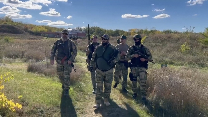 В Мелитополе предатели-полицаи, вооружившись до зубов, в бронежилетах вышли на экскурсию (видео)