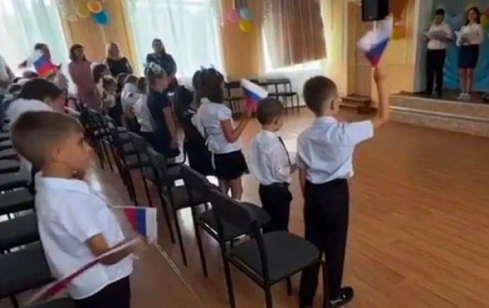 В школах Мелитополя россияне «сдают» украинских детей предателям за неправильные карты