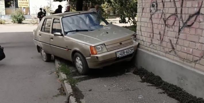 В Мелитополе пьяный водитель Таврии влетел в жилой дом (видео)