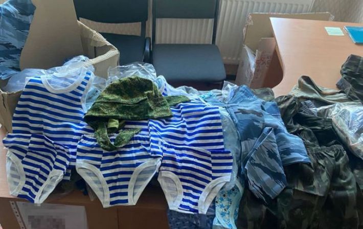 В Херсонской области в штабе оккупантов нашли "военную форму" для детей (фото)