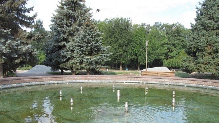 Жителей Мелитополя шокировало состояние фонтана в центральном парке (фото)