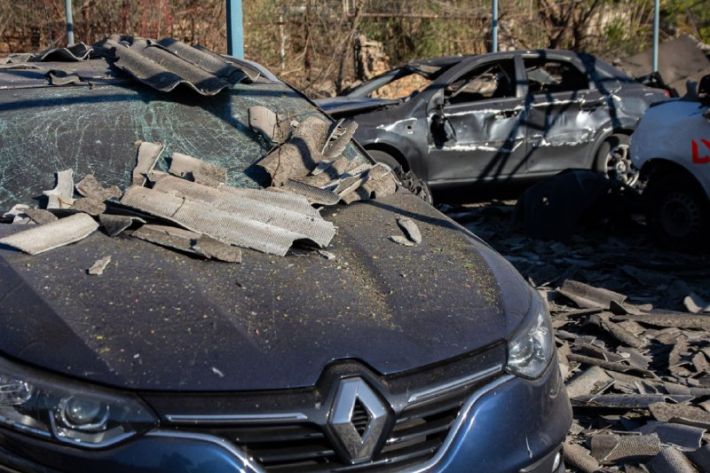 Российские войска нанесли удар по автостоянке в Запорожье - открыто уголовное дело (фото)
