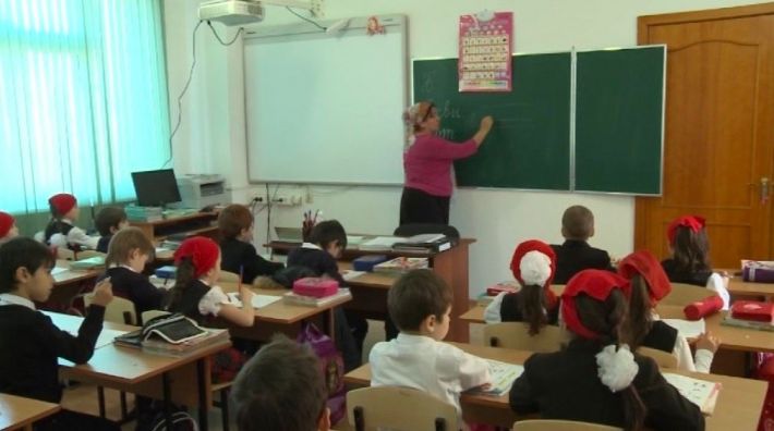 В школах Мелитополя детей обучают талибы и студенты (фото)