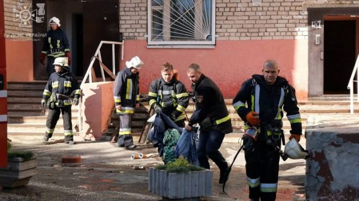 В Запорожье из горящего дома спасли пенсионерку (фото)