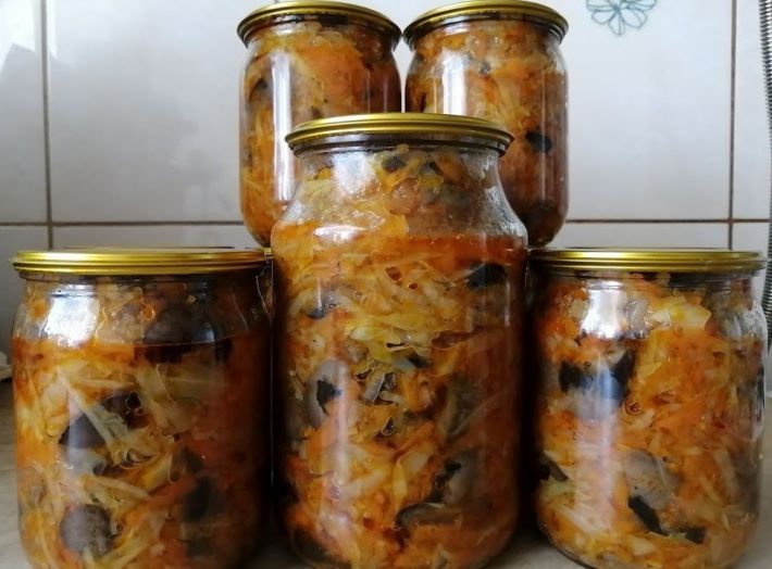 Как закрыть на зиму вкусную солянку с грибами и капустой: простой рецепт