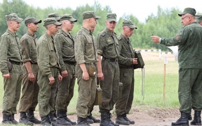 Білоруси занепокоїлися: військкомати почали масово розносити їм повістки