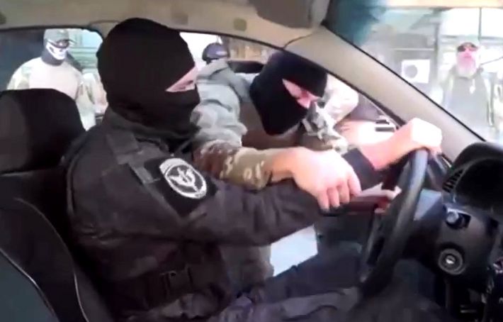 У Мелітополі ряджені поліцейські влаштували навчання курям на сміх (відео)