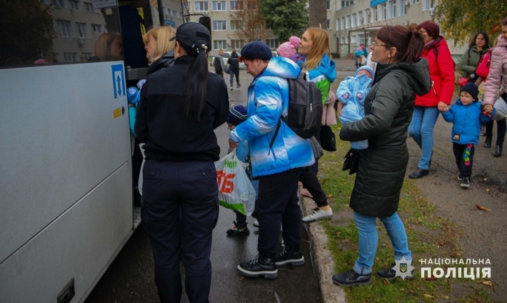 Запорожские полицейские помогли эвакуировать воспитанников детского дома (фото)