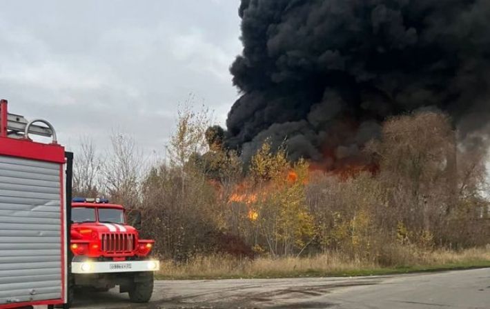У російському Шебекіно біля України сильна пожежа. Дим видно з Бєлгорода