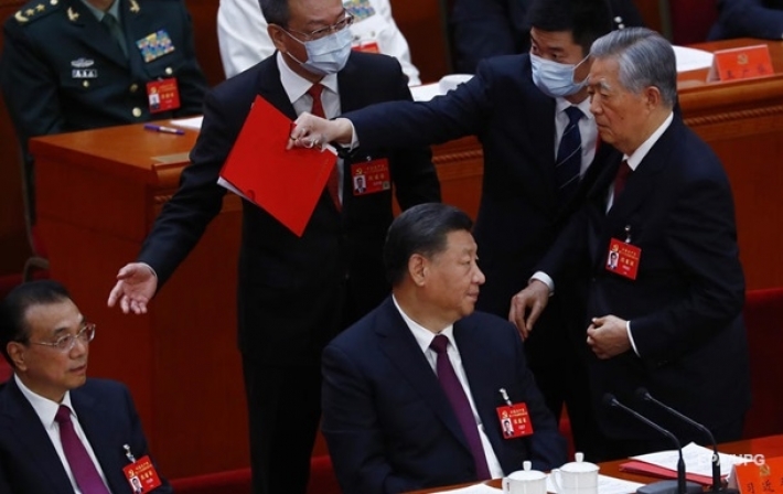 Бывшего главу Китая силой вывели со съезда КПК