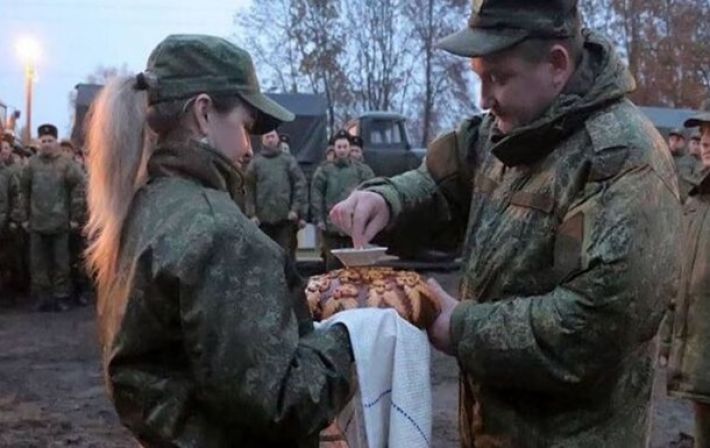 В Беларуси военных РФ встречают с хлебом-солью