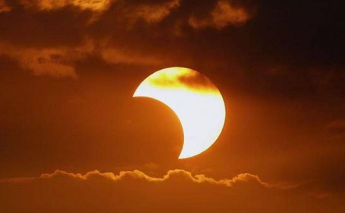 В небе над Мелитополем запечатлели эпичные кадры солнечного затмения (фото)