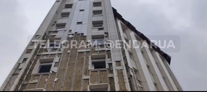 Внаслідок удару окупантів пошкоджена будівля міської адміністрації Енергодару (відео)