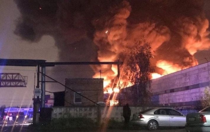 Закон бумеранга: в Санкт-Петербурге на складе вспыхнул масштабный пожар (видео)