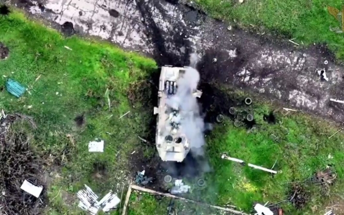ВСУ показали, как ударным дроном и артиллерией уничтожили российский БТР: видео