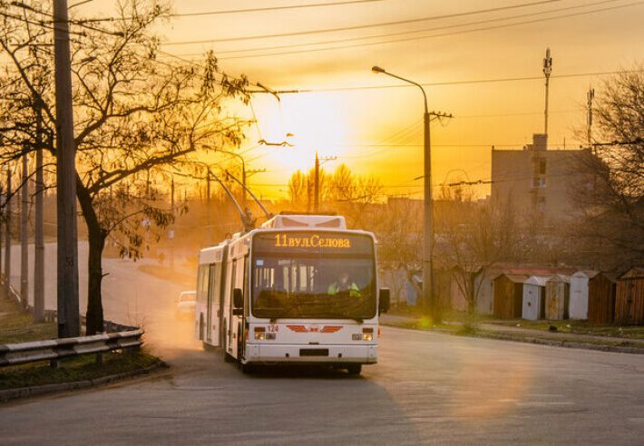 У Запоріжжі для економії електроенергії можуть зняти з маршрутів тролейбуси та трамваї