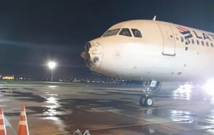 У Парагваї літак під час польоту "втратив" ніс та двигун