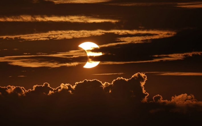 На Солнце появилась зловещая улыбка: ученые бьют тревогу (видео)