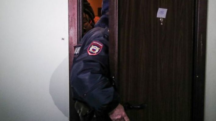 Під Мелітополем поліцай-зрадник проводить обшуки у квартирах мешканців разом з військовими рф (фото)