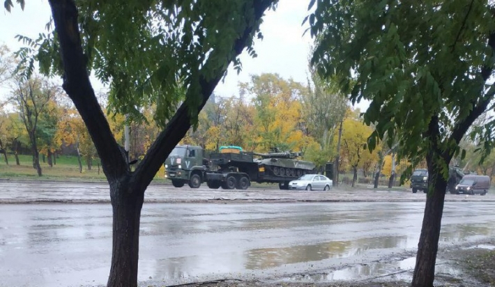 Рашисты перебрасывают свою технику в Запорожскую область через Мариуполь (фото)