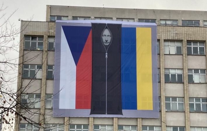 Путин в пакете для трупов: на здании МВД Чехии появился новый баннер