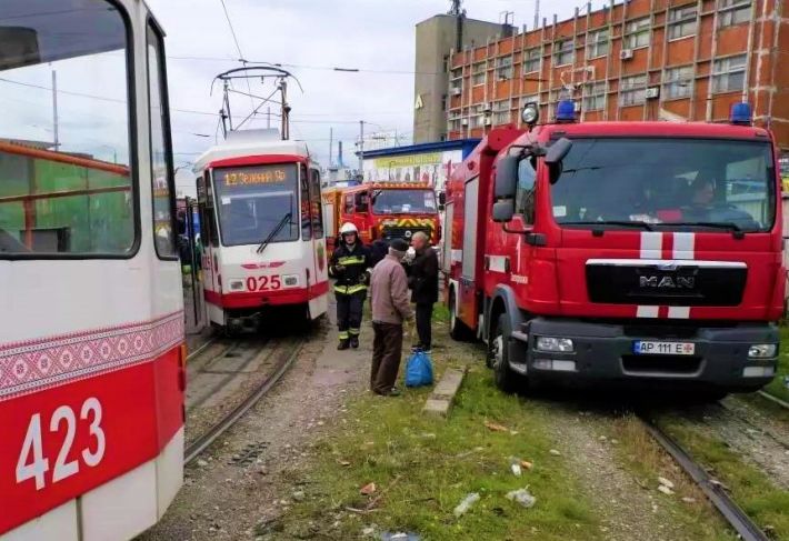В Запорожье в вагоне трамвая произошло короткое замыкание (фото, видео)