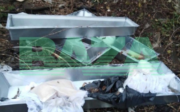 У Бєлгороді цинкові труни, в яких привезли окупантів, викинули на смітник разом із пакетами для трупів: фото