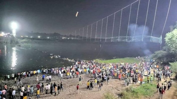 В Индии обрушился мост: не менее 81 погибшего
