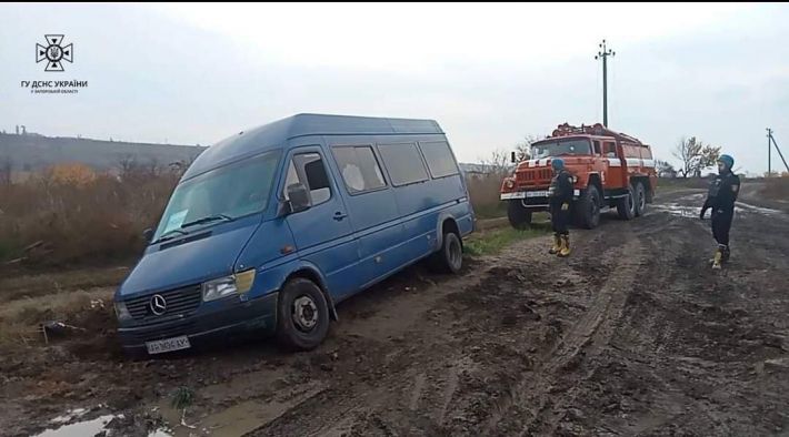 В Каменском на "дороге жизни" спасатели освободили микроавтобусы из грязевой ловушки (фото)