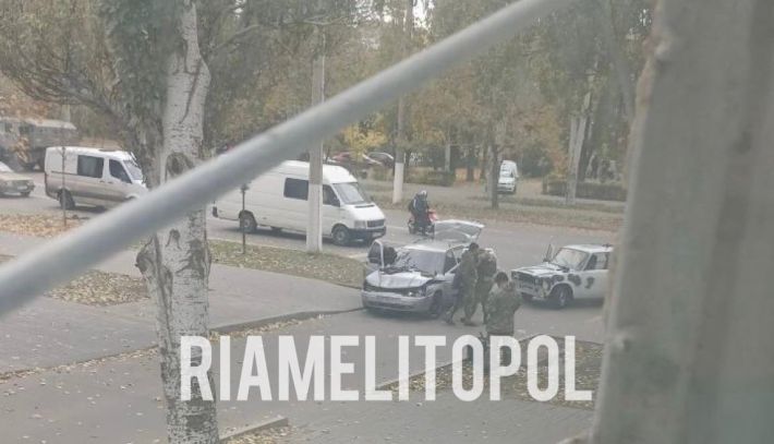 У центрі Мелітополя рашисти влаштували ДТП на відтиснутих машинах