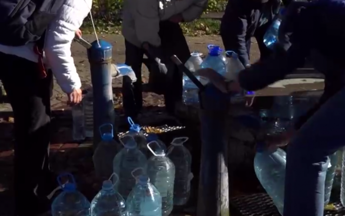 У Києві люди вишикувалися в черги до бюветів: де безкоштовно набрати воду (мапа)