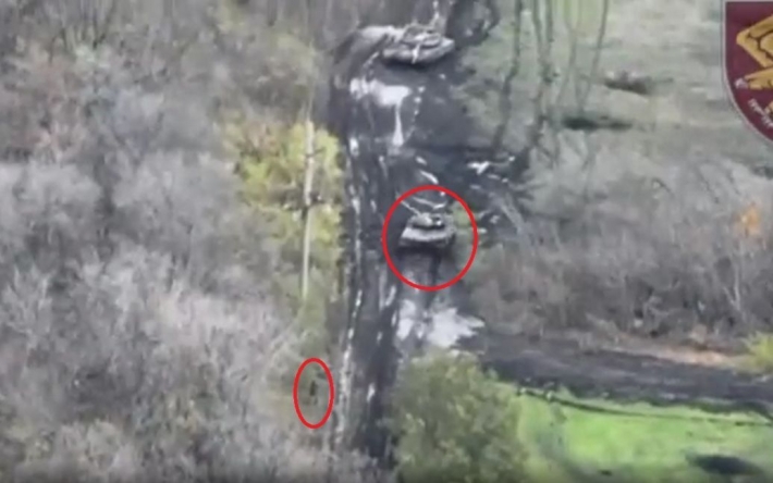 Вышел на дорогу и пальнул: боец ВСУ с близкого расстояния одним выстрелом уничтожил российский танк (видео)