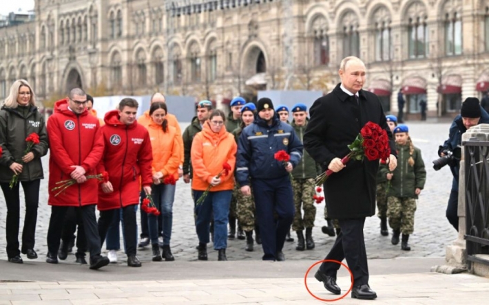Путин надел специальные туфли и вылез на бордюр для совместного фото с детьми