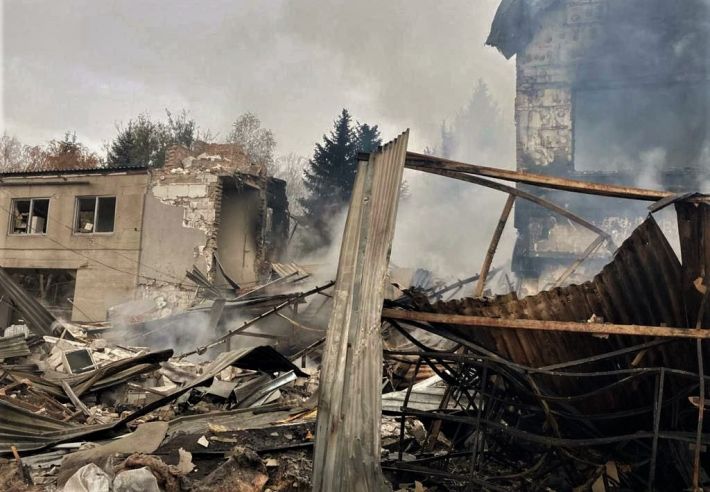 В Запорожье в результате российской атаки разрушено предприятие - есть погибшие (фото)
