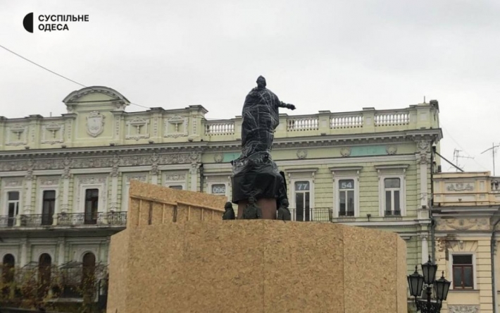 В Одессе скульптуру Екатерины II одели в черный пакет: ее готовят к демонтажу (фото)