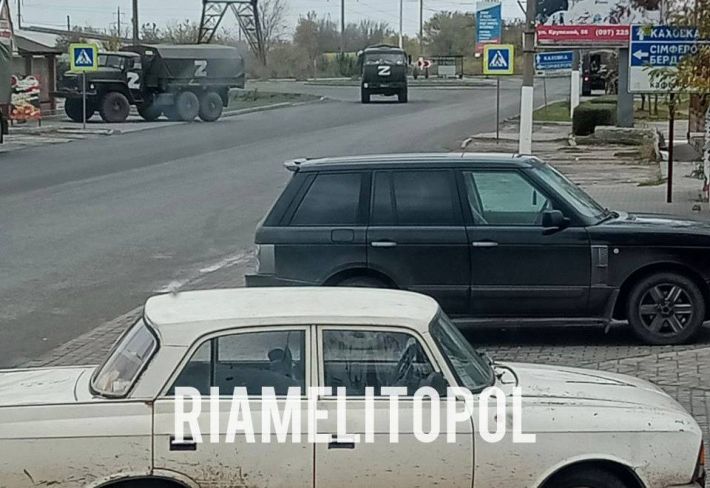 В Мелитополе российские военные готовят провокации, а за городом снимают бетонные плиты в канале (фото)