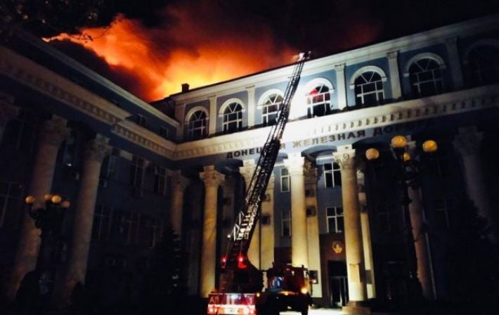 У центрі Донецька після вибухів спалахнула будівля 