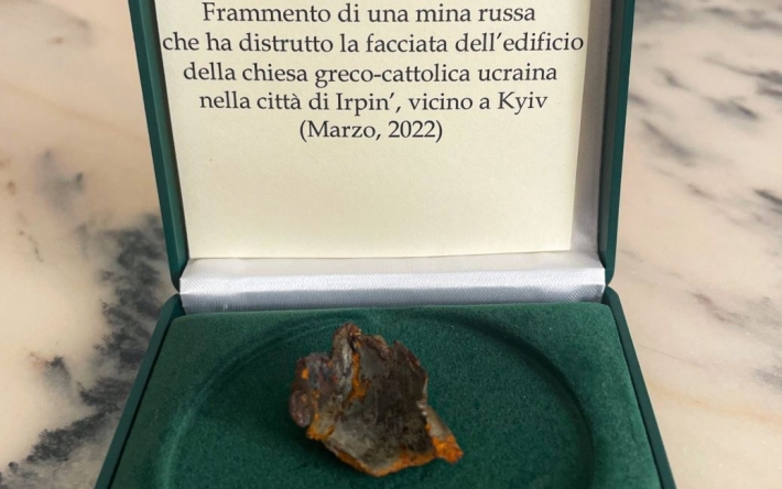 Папа Римський отримав осколок міни, яка зруйнувала храм в Ірпені