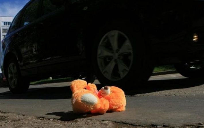 В Запорожье ребенок угодил под колеса авто и погиб (видео)