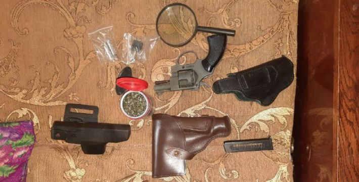 В Мелитополе, в доме ветерана АТО оккупанты «нашли» оружие (фото)