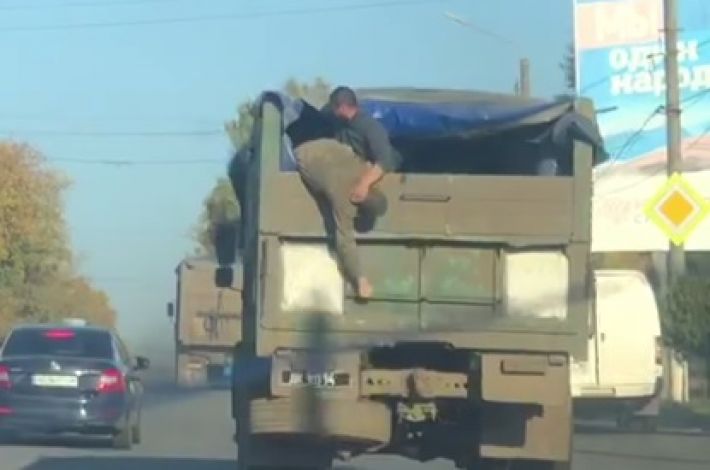В Мелитополе чмобики передрались по дороге на фронт - эпичное видео